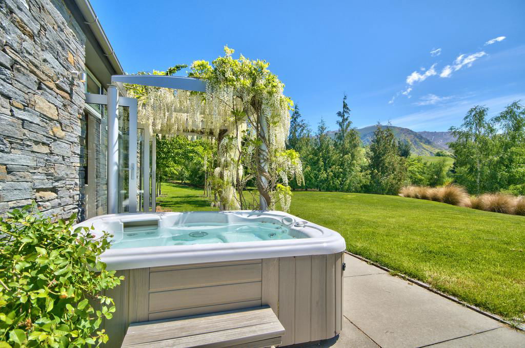 Queenstown Retreat With Hot Tub - thumb 0