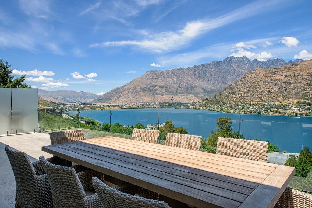 Remarkable Views On Goldrush Way - Queenstown Holiday Home - thumb 1
