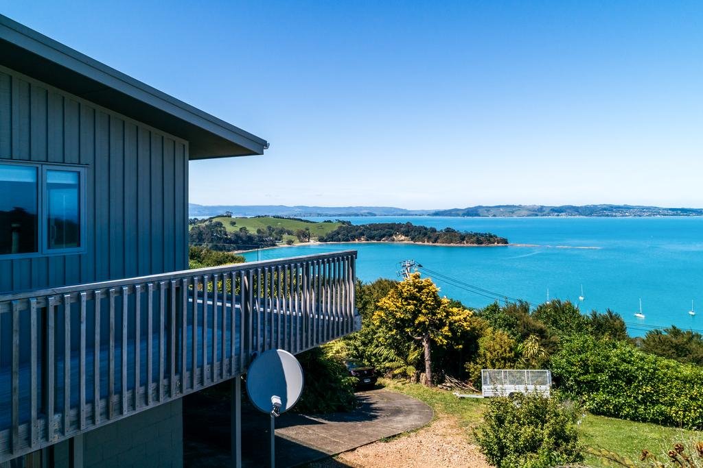 Rocky Bay Luxury Escape - Waiheke Holiday Home - Accommodation New Zealand 1