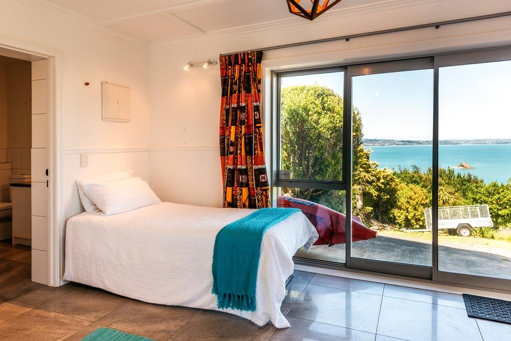 Rocky Bay Luxury Escape - Waiheke Holiday Home - Accommodation New Zealand 2