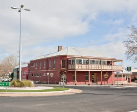 Kellys Rugby Hotel and Bottle Shop