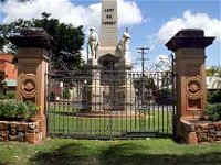 Cenotaph and Memorial Gates - Lightning Ridge Tourism