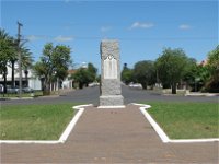 War Memorial and Heroes Avenue Roma - Accommodation Newcastle