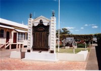 Gayndah War Memorial - St Kilda Accommodation