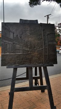 Russell Drysdale Easel Sculpture - Accommodation Newcastle