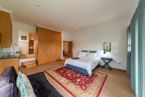 Observatory - Private Unit 4 With Private EnSuite Bathroom. FREE WiFi. Balcony With Pool View - thumb 1