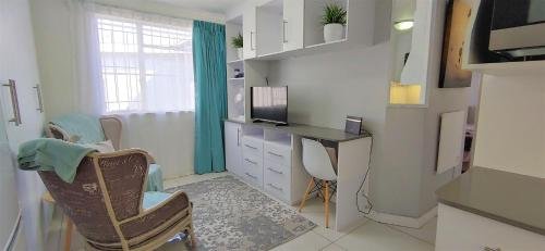 Quiet 1 Bed Flatlet In Mindalore On The Krugersdorp Roodepoort Boundary - thumb 4