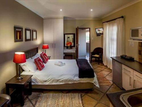Room In BB - Guest Lodge, Double Bed And Sofa Bed Max 4 Guests, Near Port Elizabeth - Tourism Africa