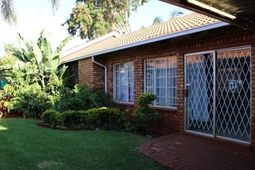 Cheerful 2 Bed with Braai Area 5min Waking distance to a Golf Course Tourism Africa