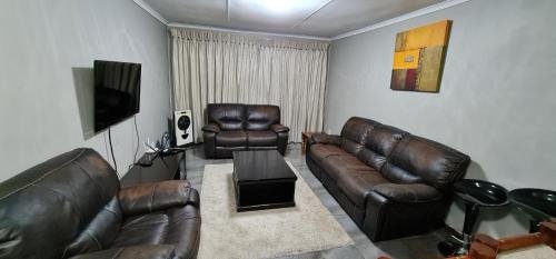 Executive 2 Bed Apartment, Free WIFI And DSTV