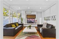 6 Bedroom Beautiful and Comfy Family House - Seniors Australia