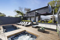 Blairgowrie Oasis Luxury retreat with spapool fireplace golf putting green - Australian Directory