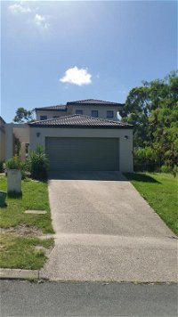 Central Gold Coast Large Modern Elevated House - Click Find