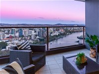 City Sky Home in Africa - River  Story Bridge Views - Click Find