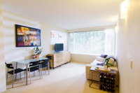 Cozy One Bedroom Apartment in Waverton - Internet Find