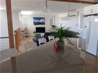 Cozzys Condo Luxury Beach House - Seniors Australia