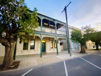 Entire Townhouse in Heart of Echuca's Port CBD - 15 guest capacity - Internet Find