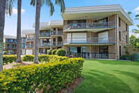 Great location close to waterfront Shops Restaurants and Cafes. - Seniors Australia