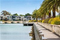 Luxe 101  Martha Cove waterfront luxury on the marina walk to beach - Click Find