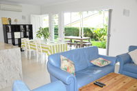 MODERN 3 BEDROOM APARTMENT IN TRADITIONAL QUEENSLANDER  PATIO LEAFY YARD POOL - Renee