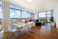 Moore to See - Modern and Spacious 3BR Zetland Apartment with Views over Moore Park - Internet Find