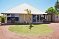 Osprey Holiday Village Unit 109 - Pleasant 3 Bedroom Holiday Villa with a Pool in the Complex - Seniors Australia