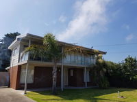 Portarlington beach shack 50 metres to the water - Internet Find