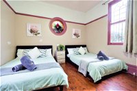 Quiet Quadruple Private Room In Strathfield 3min to Train Station sleeps 4b - Click Find