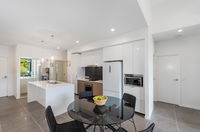 Round About Bulimba - Executive 3BR Bulimba apartment near Oxford St shops and restaurants - Suburb Australia