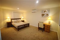 Silver House - Melbourne Airport Accommodation - Renee