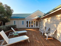 The Beach House - Quintessential Holiday House with open fireplace