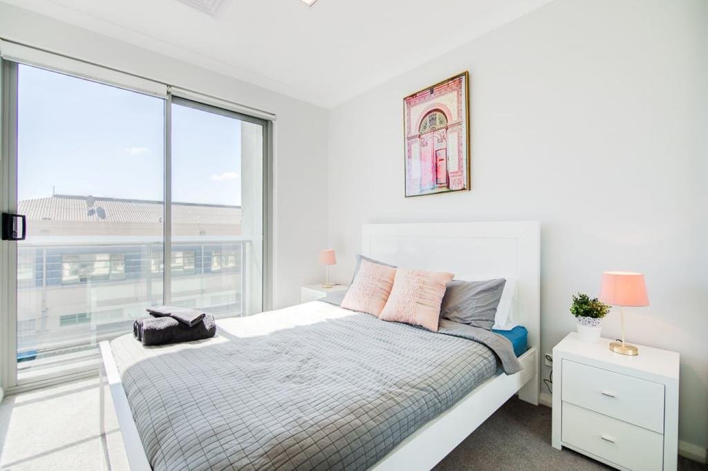 The Heart Of Northbridge With Complimentary Parking, Wifi & Netflix - thumb 0