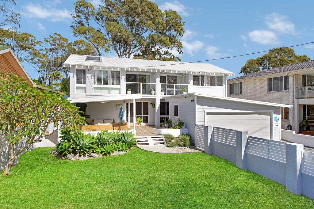 THE LAKE HOUSE - WiTH SWIMMING POOL