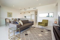 The Princess Bride - Executive 3BR Bulimba Apartment with Balcony in Central Location - Click Find