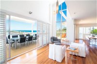 The White House - Central Coolum with Spectacular Ocean Views and WiFi
