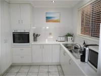 Torquay Beach Holiday House - Click Find