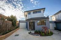 Trendy sweet home 4BedsBlackburn South - Click Find