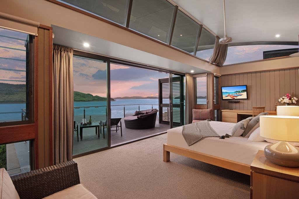 Yacht Club Villa 33 - Serenity - 4 Bedroom 4 Bathroom House Ocean Views 2 Buggies Whitsundays