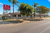 Econo Lodge Moree Spa Motor Inn - Petrol Stations