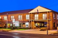 Holbrook Town Centre Motor Inn