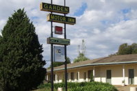 Golden Chain Garden Motor Inn - Internet Find