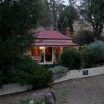 Sinnamons Cottage - Suburb Australia