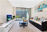 Spacious and Serene Apt in the Leafy Suburb - Renee