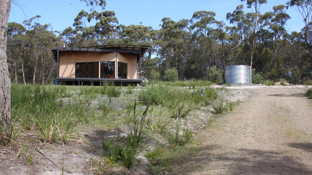 BAY Of FIRES ECO HUT Off Grid Experience At Binalong Bay - thumb 1