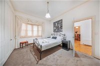 Camberwell Bright  Camberwell 5Bedder 2Bath Huge Classy Family home - Internet Find