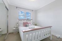 Parkland View Cosy 2 Bed APT Free Parking Nbp033 - Click Find