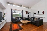 Spacious 5 Bed Home Close To Cottesloe Beach - Click Find