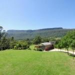 Bottlebrush Lodge Great views  a pool - Click Find