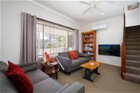 Comfortable Queen sized room near Tuggerah Lake - Suburb Australia