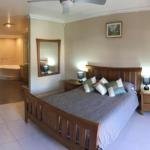 Huge House on the Grand Canal - Accommodation Mount Tamborine